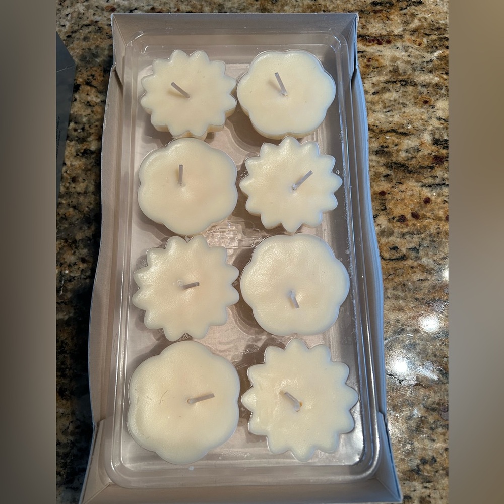 Partylite White Flower-Shaped Floating Candles